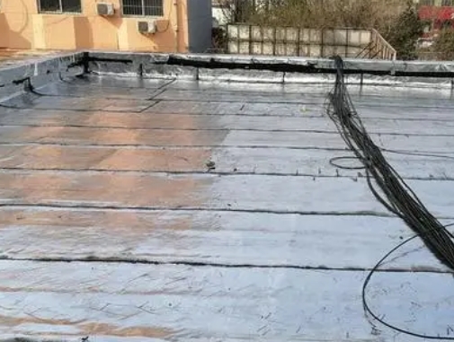 省直辖卫生间漏水维修公司分享下省直辖屋面楼顶防水刚性防水层施工要点。